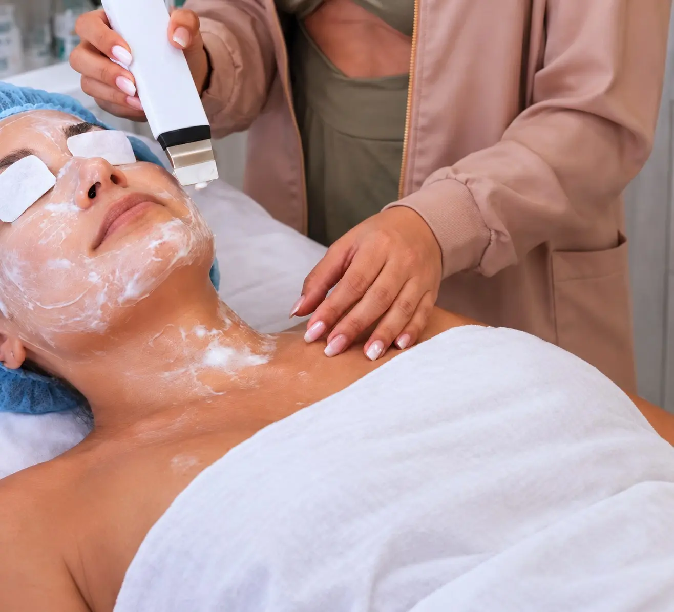 Profissional realiza um tratamento facial em uma cliente